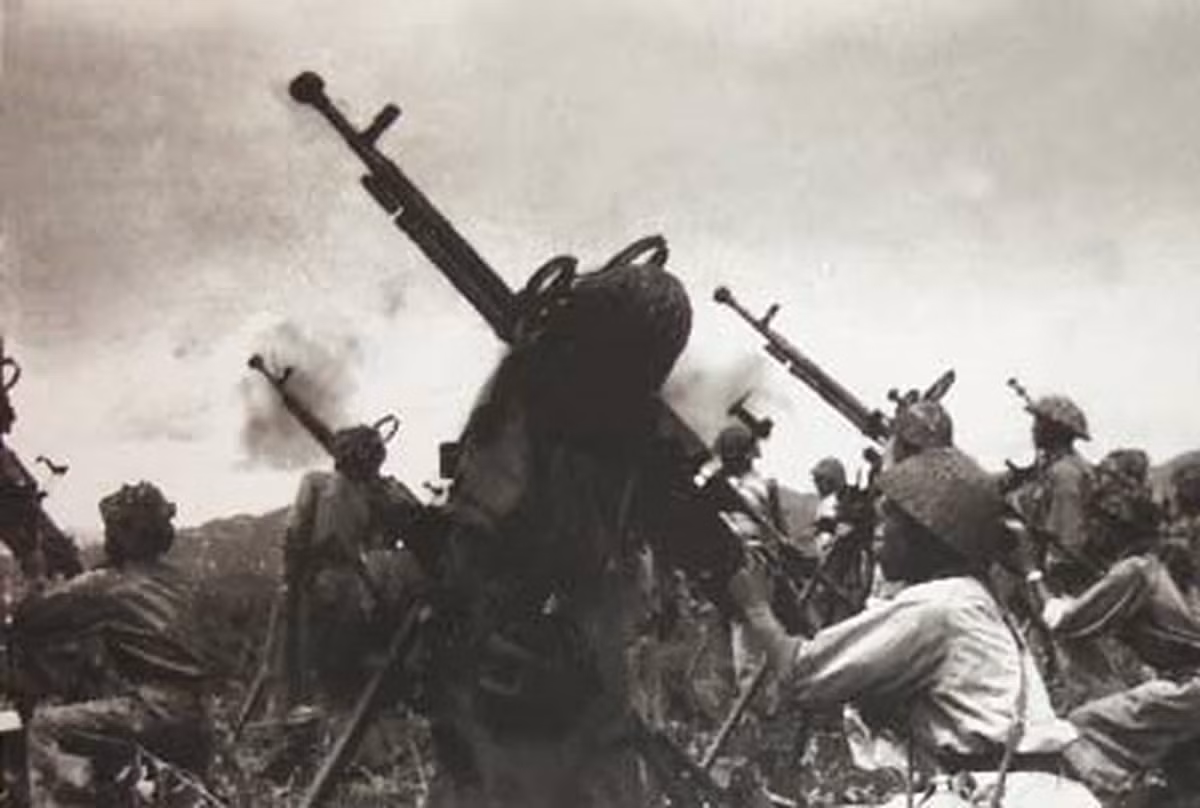 Theo đó trong những ngày đầu thành lập các đơn vị phòng không của ta được trang bị khá sơ sài, trong đó hầu hết là các loại súng máy phòng không 12.7mm do các nước bạn viện trợ trong năm 1950. Mặc dù có bất ngờ trước các đơn vị phòng không của ta, nhưng Thực dận Pháp nhanh chóng dành lại thế trận trên không của mình, khi vô hiệu hóa được sức mạnh của úng máy phòng không 12.7mm của ta. Nguồn ảnh: Báo Bắc Ninh.