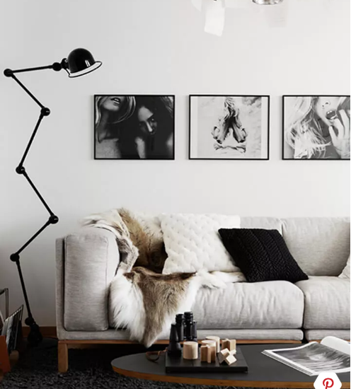 Thay vì sử dụng các nội thất cao, lớn, bạn nên chọn những loại đồ đạc thấp so với mặt đất. Nội thất thấp giúp căn phòng thoáng, rộng hơn, trần nhà của bạn trông cũng cao hơn.