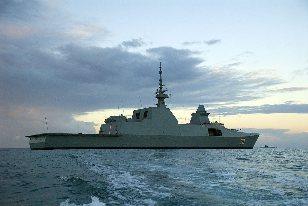 Loại khinh hạm này có độ giãn nước chỉ 3200 tấn, chiều dài tàu đạt 114,8 mét, lườn rộng 16,3 mét và có mớm nước tối đa 6 mét. Nguồn ảnh: Wiki.