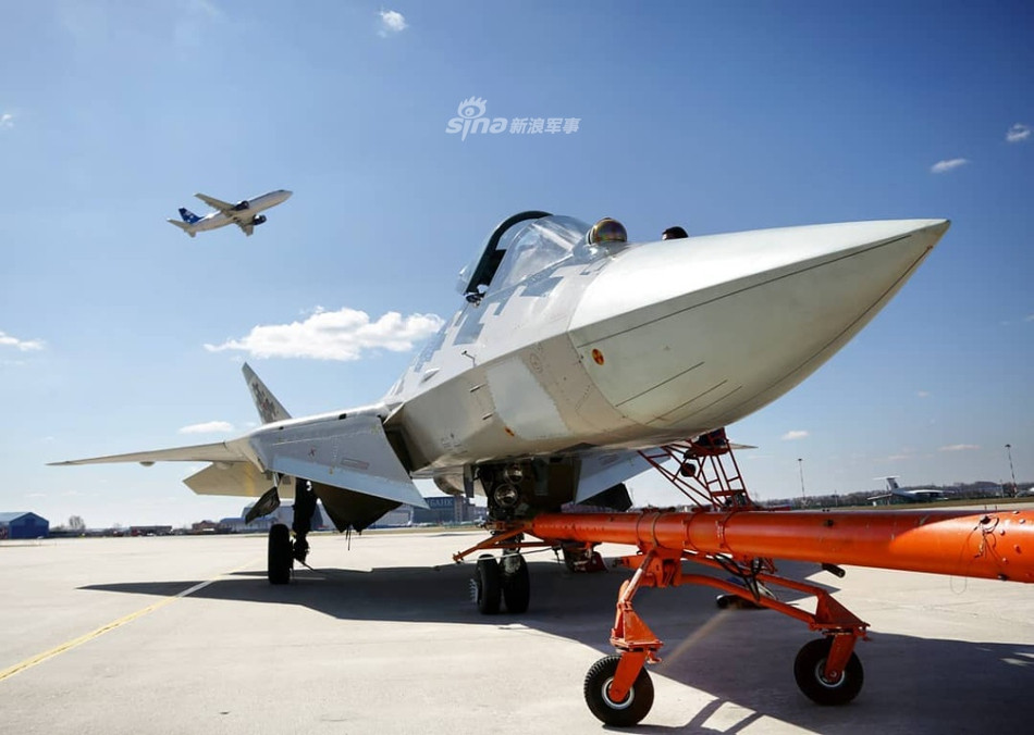 Động cơ mới của Su-57 được cho là phiên bản cải tiến của động cơ Saturn AL-41F1 vốn đã được sử dụng trên máy bay Su-57 ở những phiên bản thử nghiệm đầu tiên. Hiện vẫn không rõ các tính nắng kỹ thuật của Izdeliye 30 có cải thiện gì vượt trội so với Saturn AL-41F1 hay không. Tuy nhiên có thể đảm bảo Izdeliye sẽ có hiệu năng ít nhất là tương đương so với AL-41F1. Nguồn ảnh: Sina.