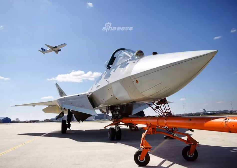 Động cơ mới của Su-57 được cho là phiên bản cải tiến của động cơ Saturn AL-41F1 vốn đã được sử dụng trên máy bay Su-57 ở những phiên bản thử nghiệm đầu tiên. Hiện vẫn không rõ các tính nắng kỹ thuật của Izdeliye 30 có cải thiện gì vượt trội so với Saturn AL-41F1 hay không. Tuy nhiên có thể đảm bảo Izdeliye sẽ có hiệu năng ít nhất là tương đương so với AL-41F1. Nguồn ảnh: Sina.