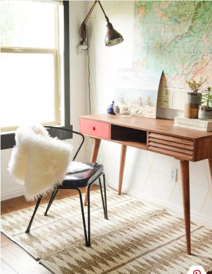 Chọn chiếc bàn cũ với chân bàn dài, nhỏ sẽ khiến không gian thêm thoáng đãng, rộng rãi và gọn gàng. Những đồ đạc to, rộng sẽ hạn chế tầm nhìn, tạo cảm giác nặng nề, chật chội cho căn phòng.