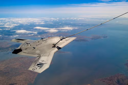 Cụ thể, MQ-25 Stingray được coi là loại máy bay không người lái đầu tiên và duy nhất trên thế có khả năng tiếp nhiên liệu trên không một cách hoàn thiện nhất. Trước đó, hồi đầu năm 2017, phía Mỹ cũng đã nghiên cứu việc tiếp nhiên liệu trên không cho chiếc máy bay không người lái loại RQ-4 nhưng vẫn chưa thể hoàn thiện 100% được quy trình tiếp nhiên liệu này. Nguồn ảnh: National.