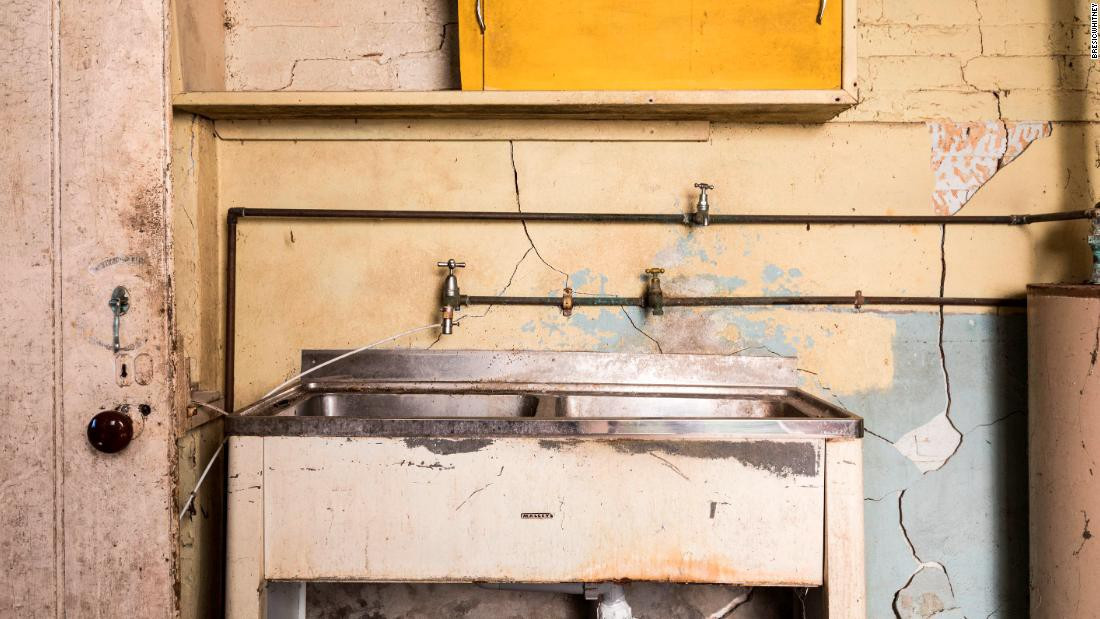 "Trong vòng 5 năm trở lại đây, nhiều người đã trả mức giá không thể tưởng tượng được cho những căn nhà không thể ở được", Cameron Kusher - nhà phân tích cấp cao tại CoreLogic cho biết.