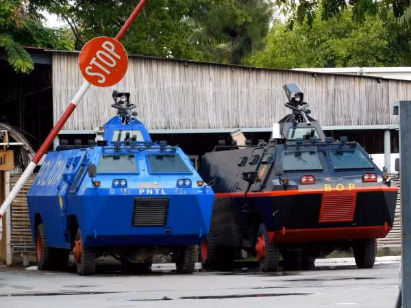 Xe bọc thép chống bạo động được Indonesia xuất khẩu sang Timor Leste. Loại xe này được trang bị vòi rồng với khả năng phụt nước áp xuất mạnh xa tới 70 mét, có khả năng mang theo tối đa 4000 lít nước và có hệ thống tự dập lửa để chống bom xăng. Nguồn ảnh: Pakistanpk.