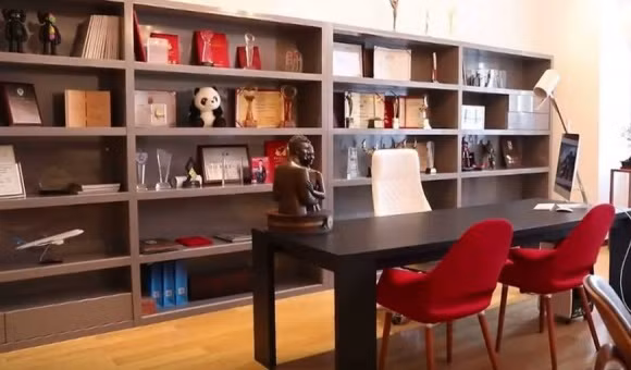 Thăm quan phòng làm việc hoành tráng của Huỳnh Hiểu Minh.