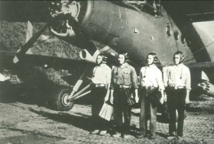 Máy bay vận tải đa dụng An-2 của Không quân Nhân dân Việt Nam, đây là loại máy bay đầu tiên và duy nhất của Việt Nam cũng như của cả thế giới có khả năng bay lùi trên không. An-2 nổi tiếng với thiết kế dễ bảo trì, bền bỉ, dễ điều khiển và không có yêu cầu quá khắt khe về đường băng sân bay. Nguồn ảnh: VMF.