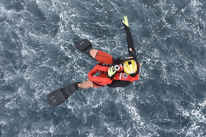 Một nhân viên kỹ thuật của tuần duyên San Diego (Mỹ) được thả dần từ trực thăng xuống nước trong cuộc diễn tập cứu hộ cứu nạn chung với hải quân Mexico.