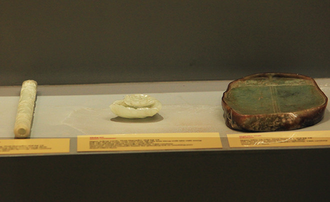 Một số vật dụng thuộc bộ văn phòng tứ bảo từng sử dụng trong hoàng cung triều Nguyễn. Các vật dụng này được chế tác với kỹ thuật tinh xảo bằng chất liệu quý hiếm. Bút, nghiên, thủy chú (lọ đựng mài mực), hộp son, gác bút, ống bút, chặn giấy… được làm bằng vàng, bạc, ngọc, ngà