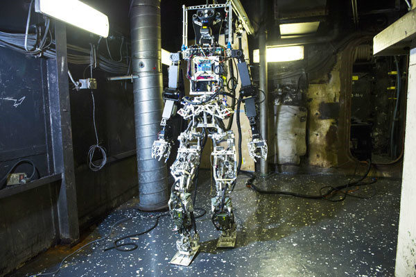 10. Robot SAFFiR: Các nhà khoa học Mỹ đã chế tạo robot cứu hỏa mang tên SAFFiR, robot này có chức năng phát hiện và dập tắt đám cháy trên tàu biển. SAFFiR có kích thước tương đương con người, có thể chịu được mức nhiệt đến 500 độ C và "kề vai sát cánh" cùng nhân viên cứu hỏa trong những nhiệm vụ nguy hiểm.