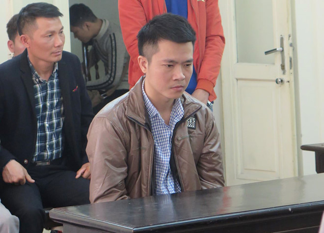 Bị cáo Hồ Văn Tú (hàng trên) từng là cán bộ Công an huyện Chương Mỹ. Ảnh: H.L. Bị cáo Hồ Văn Tú (hàng trên) từng là cán bộ Công an huyện Chương Mỹ. Ảnh: H.L.