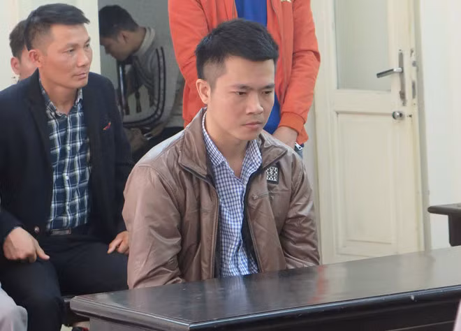 Bị cáo Hồ Văn Tú (hàng trên) từng là cán bộ Công an huyện Chương Mỹ. Ảnh: H.L.