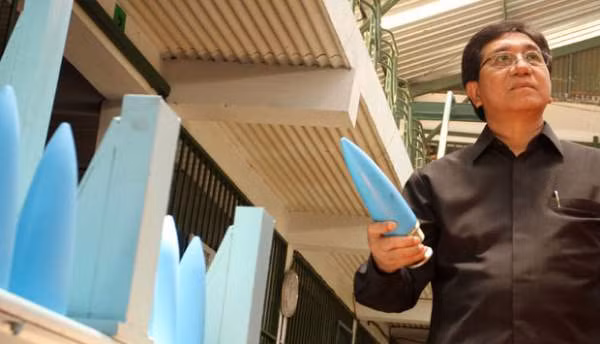 Indonesia cũng sản xuất được loại đạn khói cỡ 70mm. Loại đạn khói này đã vượt qua 43 đối thủ từ khắp thế giới để giành được quyền xuất khẩu tới Chile. Nguồn ảnh: Defencepk.