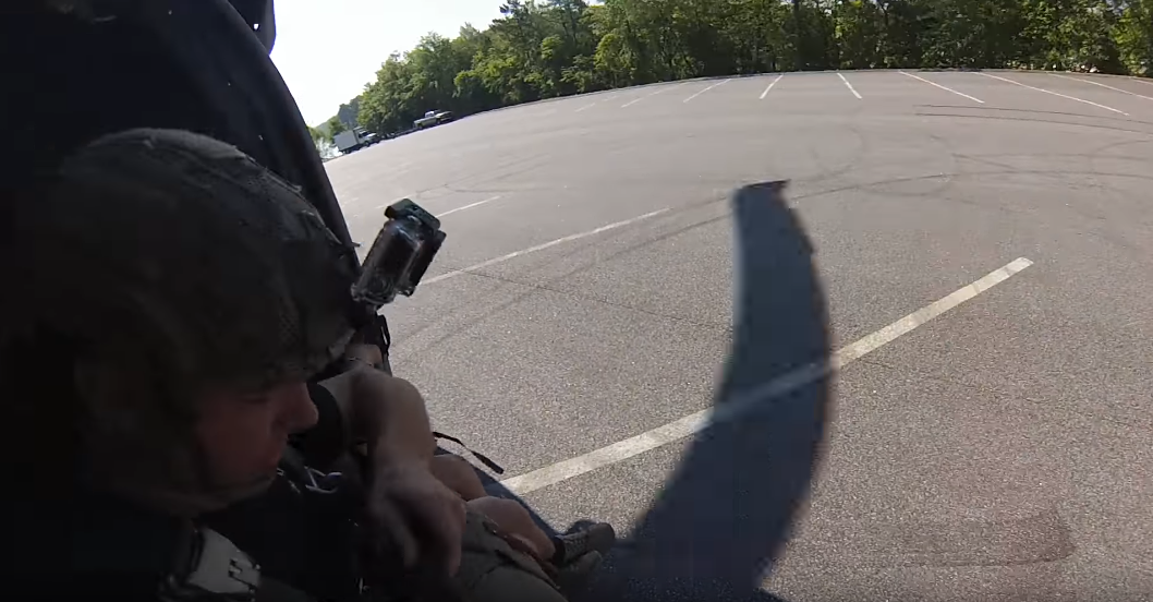 Những người lính này được trực thăng đưa tới bãi nhảy dù. Nguồn ảnh: Berner.