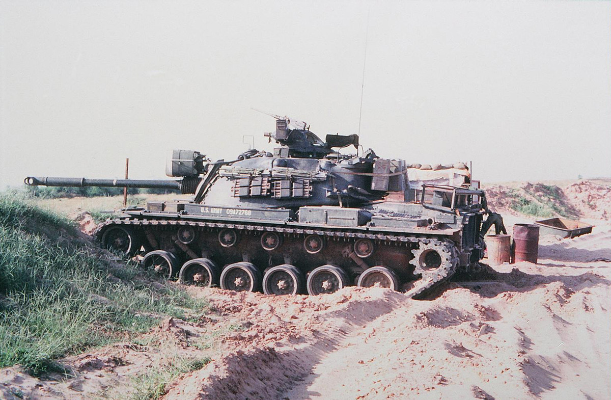 Xe tăng hạng trung M48 Patton của Mỹ bảo vệ bãi đáp Betty. Nguồn ảnh: Flickr.