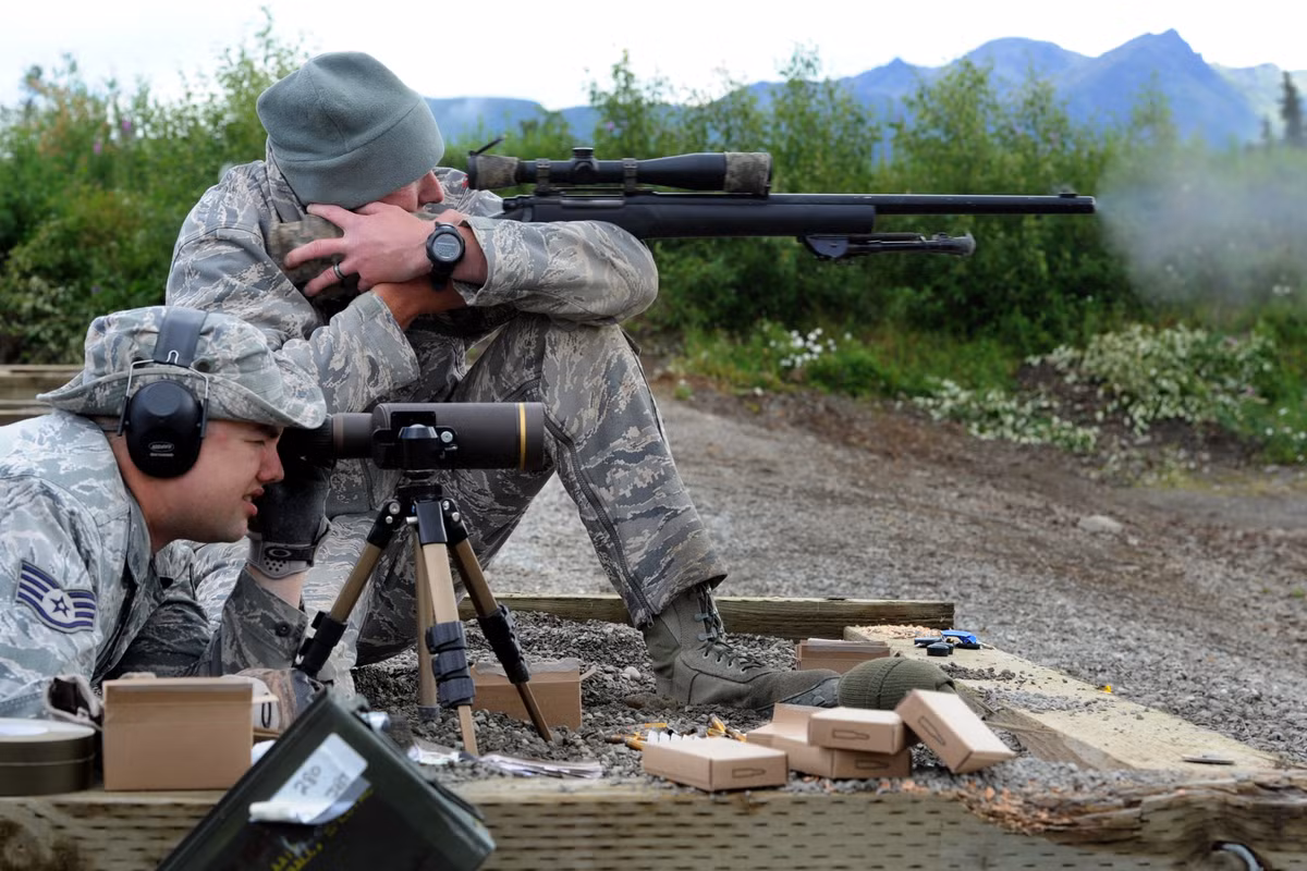 Ở phiên bản gốc của khẩu M24, 5 viên đạn dự trữ được nạp vào từ phía khóa nòng với kiểu nạp đạn giống trên các loại súng trường thời trước. Tuy nhiên ở hai phiên bản hiện đại hơn là M24A2 và M24A3 thì khẩu súng này đã được bổ sung hộp tiếp đạn gắn ngoài, giúp giảm đáng kể thời gian nạp đạn của xạ thủ. Nguồn ảnh: Techniq.