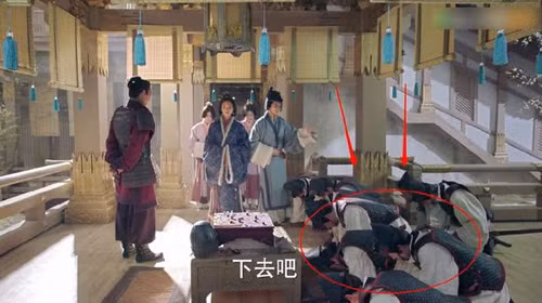 Tuy nhiên chỉ trong tích tắc, vị trí của các binh lính thay đổi. Chẳng có lẽ trước mặt Hoàng hậu, khi đang làm lễ thế kia mà cũng dám di chuyển. Đám binh lính này thật "không có phép tắc".