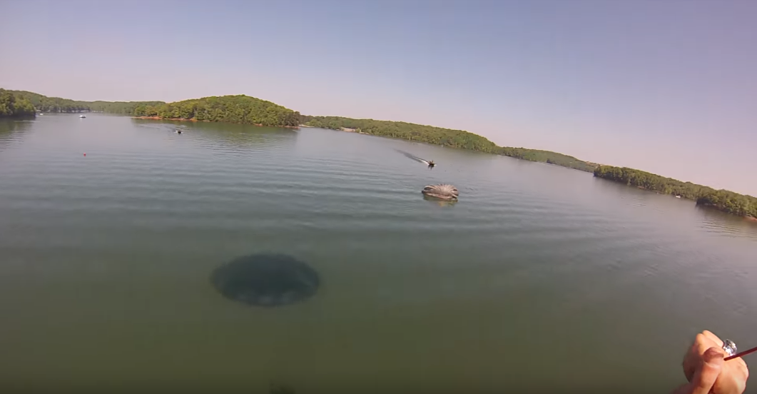 Việc xác định khoảng cách giữa người lính dù và mặt nước là khá khó khăn do mặt nước mênh mông và không có nhiều điểm mốc. Nguồn ảnh: Berner.