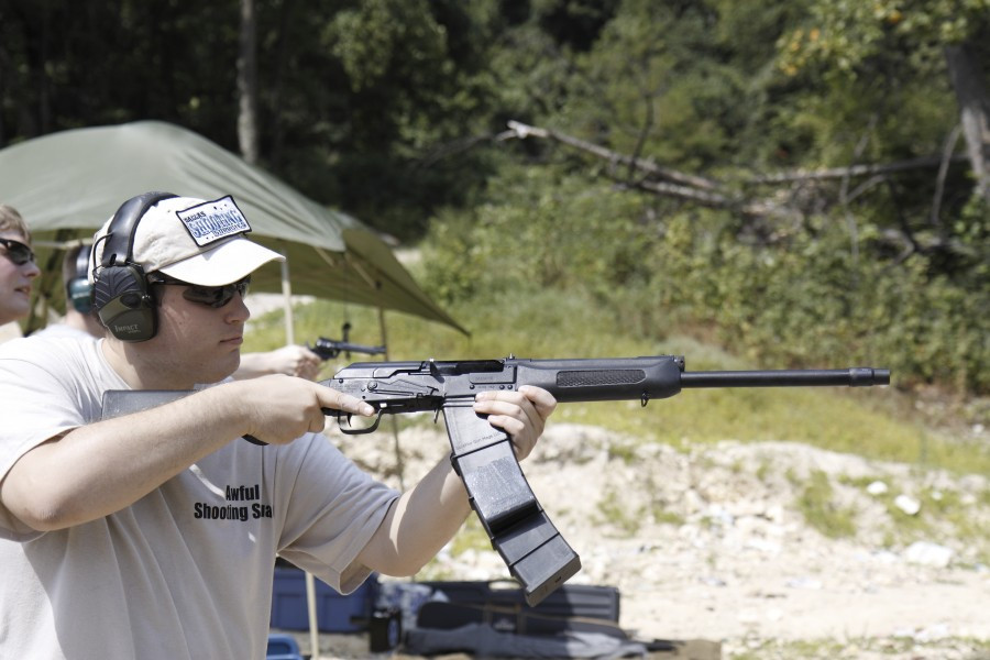 Mặc dù được thiết kế là khẩu súng shotgun tự động, tuy nhiên Saiga 12 hiện xuất hiện trên thị trường phần lớn là bản bán tự động. Nguồn ảnh: Pinterest.