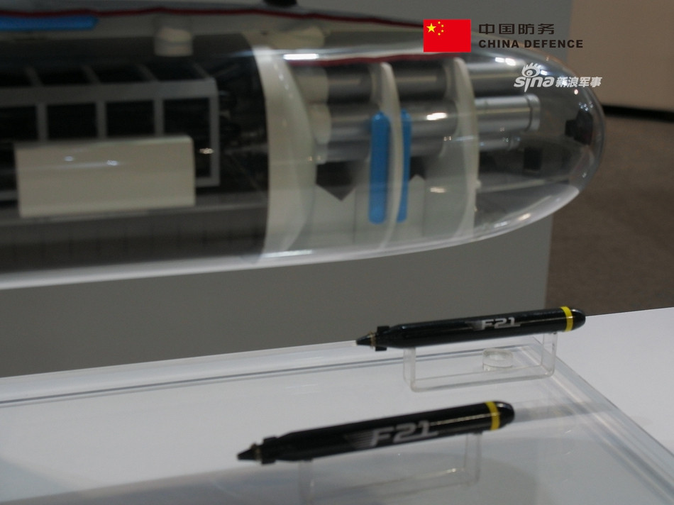 Tàu ngầm Scorpene được trang bị tổng cộng 6 ống phóng ngư lôi, toàn bộ các ống phóng này đều được đặt ở phía trước mũi tàu. Tàu có khả năng mang được tối đa 18 ngư lôi các loại. Ngoài ra, các ống phóng ngư lôi này cũng có thể triển khai cả tên lửa Exocet chống hạm hoặc thủy lôi. Nguồn ảnh: Sina.