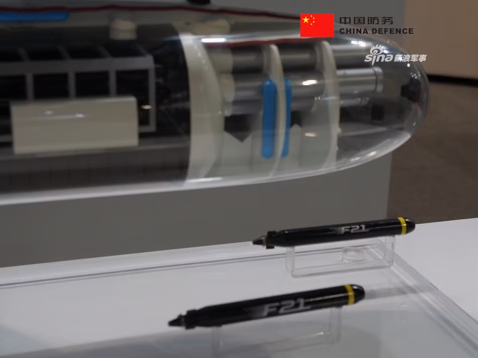 Tàu ngầm Scorpene được trang bị tổng cộng 6 ống phóng ngư lôi, toàn bộ các ống phóng này đều được đặt ở phía trước mũi tàu. Tàu có khả năng mang được tối đa 18 ngư lôi các loại. Ngoài ra, các ống phóng ngư lôi này cũng có thể triển khai cả tên lửa Exocet chống hạm hoặc thủy lôi. Nguồn ảnh: Sina.