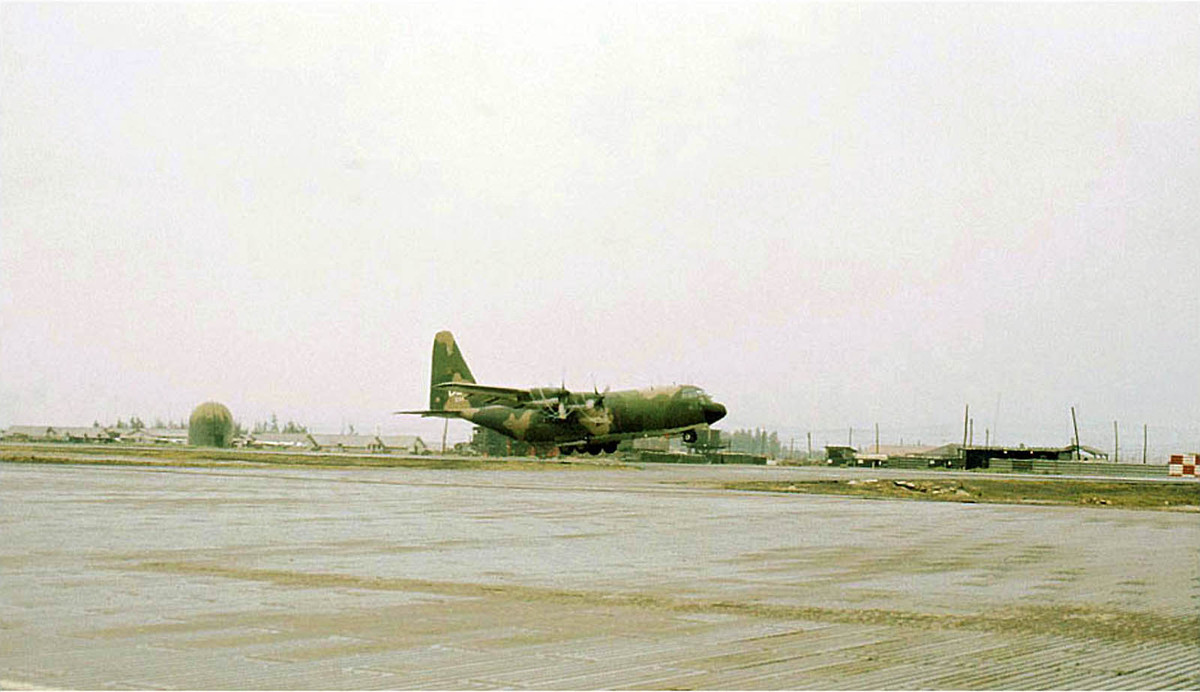 Vận tải cơ C-130 khi cất cánh chỉ cần đường băng dài tối thiểu 600 mét, khi hạ cánh chỉ cần đường băng dài tối thiểu 400 mét. Nguồn ảnh: Flickr.