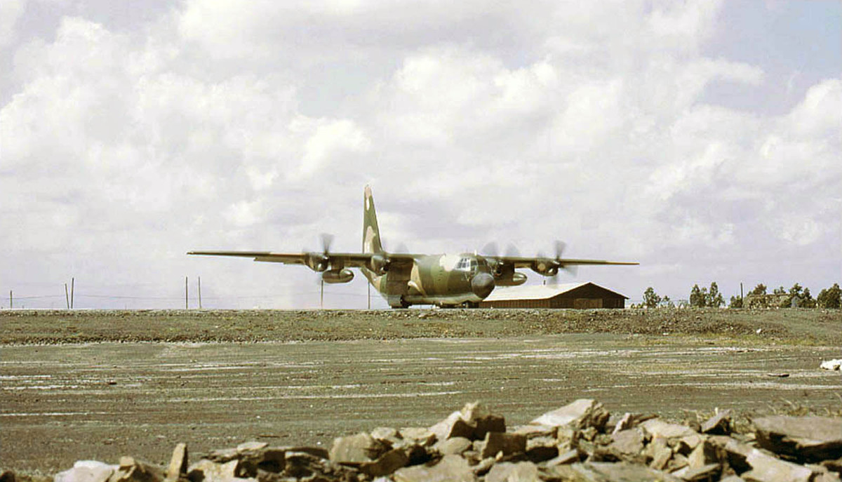 Vận tải cơ hạng nặng C-130 Hercules cất cánh ở sân bay Đức Phổ, ảnh chụp năm 1970. Nguồn ảnh: Flickr.