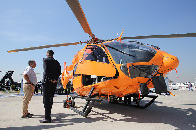 Châu Âu ghi dấu ấn của mình tại triển lãm lần này bằng rất nhiều loại máy bay trực thăng, trong ảnh là loại Eurocopter EC145 - trực thăng hạng nhẹ hai động cơ, phục vụ tốt trong lĩnh vực quân sự và dân sự. Nguồn ảnh: TASS.