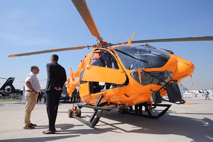 Châu Âu ghi dấu ấn của mình tại triển lãm lần này bằng rất nhiều loại máy bay trực thăng, trong ảnh là loại Eurocopter EC145 - trực thăng hạng nhẹ hai động cơ, phục vụ tốt trong lĩnh vực quân sự và dân sự. Nguồn ảnh: TASS.