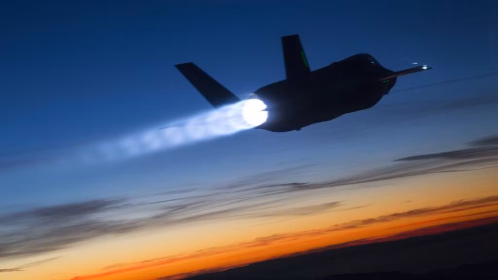 Hồi đầu tháng 1 vừa qua, hai tàu đổ bộ tấn công USS Wasp và USS Essex của Hải quân Mỹ là hai tàu đầu tiên được trang bị máy bay chiến đấu thế hệ 5 F-35 phiên bản F-35B hạ cánh thẳng đứng cất cánh đường băng ngắn. Nguồn ảnh: Aviation.