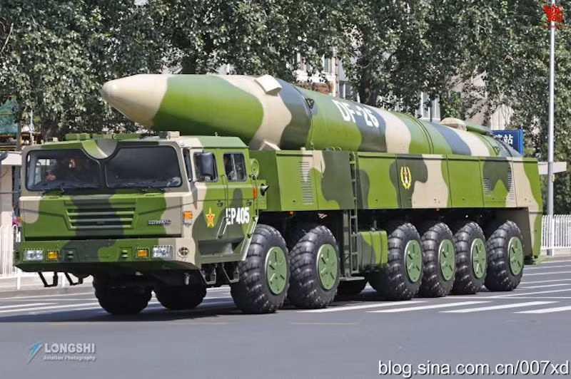 Theo phát ngôn chính thức của phía Trung Quốc, các tên lửa DF-26 của nước này sẽ có hai nhiệm vụ chính. Trong đó nhiệm vụ thứ nhất và quan trọng nhất đó chính là phản công bằng tấn công hạt nhân với tốc độ cao. Nguồn ảnh: Sina.