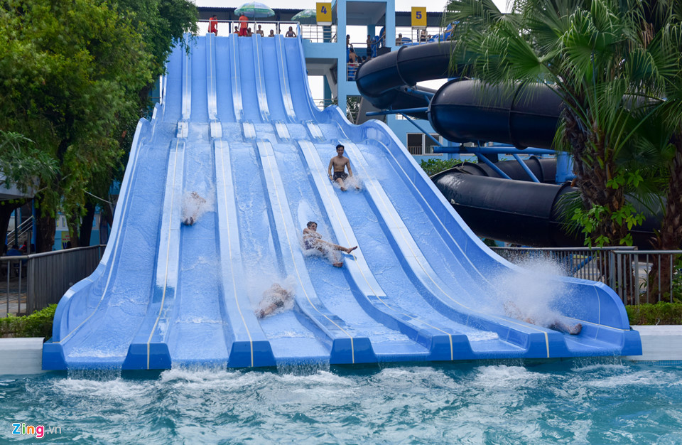 Công viên này vừa đưa vào sử dụng đường trượt đa làn mới, cao và rộng hơn đường trượt cũ 1,5 m.