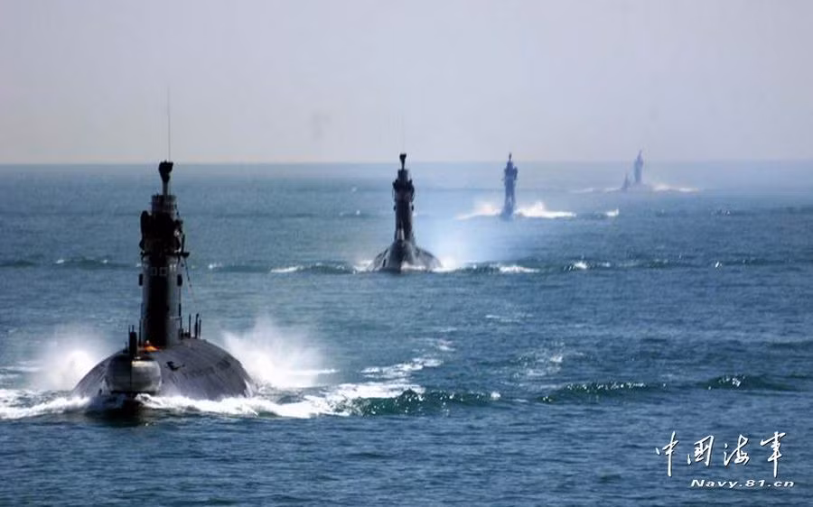 Ngoài ra, Trung Quốc còn có một số lượng lớn tàu ngầm động cơ điện-diesel bao gồm 4 lớp trong đó có 3 lớp do Trung Quốc tự nghiên cứu và sản xuất bao gồm Type 039A số lượng 15 chiếc, 5 chiếc đang được đóng; Type 039 số lượng 13 chiếc và Type 035 số lượng 16 chiếc. Nguồn ảnh: Navy.