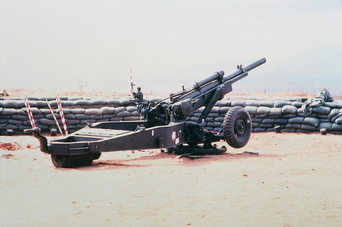 Pháo cỡ nòng 105mm từ căn cứ của Mỹ ở Phan Thiết. Nguồn ảnh: Flickr.