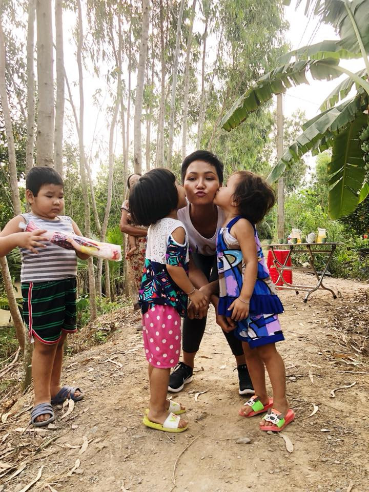 Khi đến thăm bà con tại Long An, các bé cũng chạy tới ôm hôn H’Hen Niê để bày tỏ sự yêu mến.