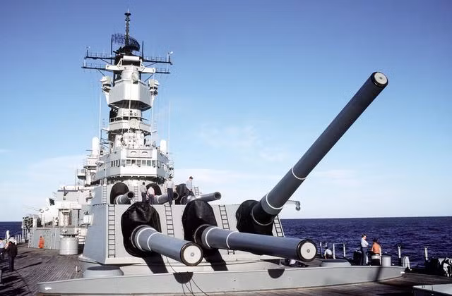 Hỏa lực trên thiết giáp hạm Montana được báo chí Mỹ thời bấy giờ gọi là "Hơi thở của quỷ" với tổng cộng 12 pháo 406mm/56 và 20 pháo 127mm/54. Kèm theo đó là khoảng 40 khẩu pháo 40mm và 56 khẩu 20mm làm nhiệm vụ phòng không. Nguồn ảnh: Tube.