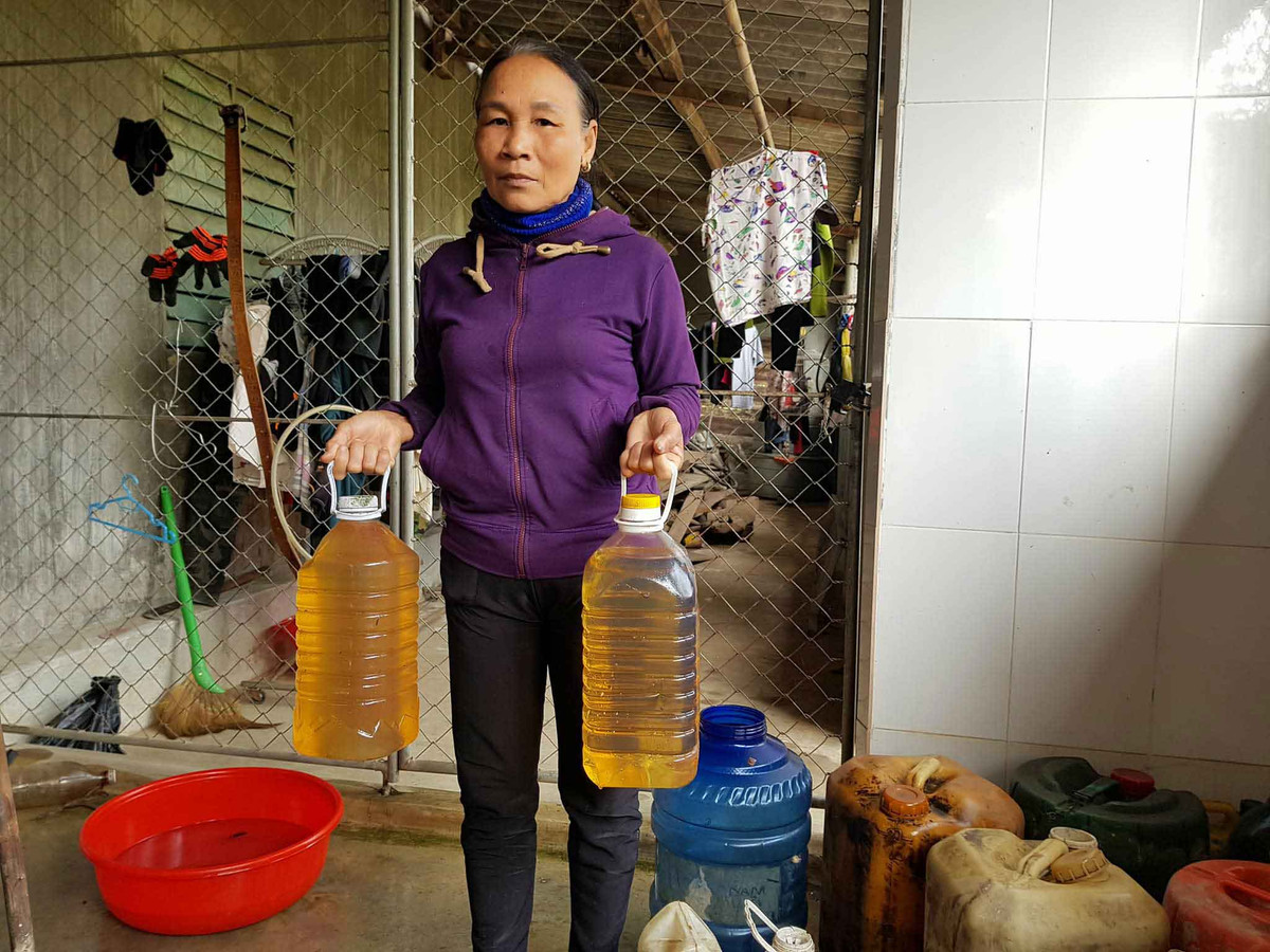 Người dân trong thôn đến mua dầu hoả về sử dụng