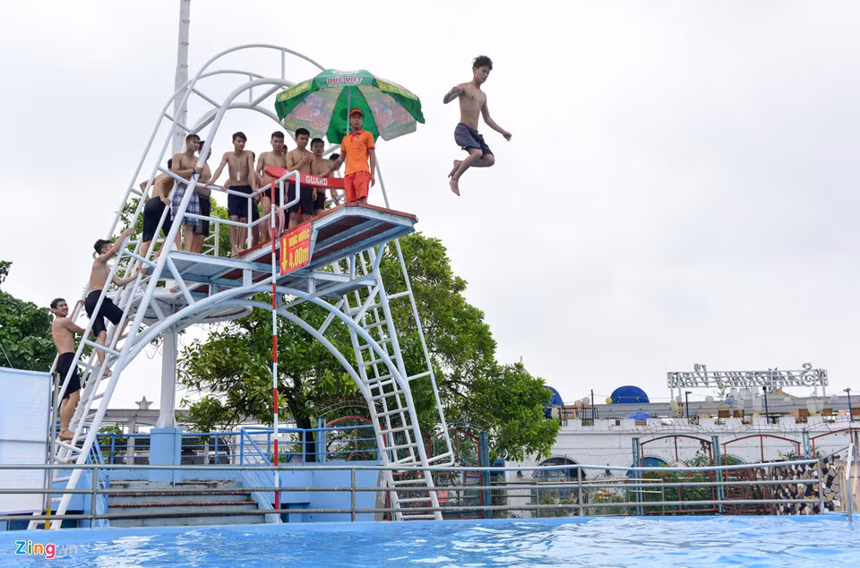 Nơi duy nhất du khách phải xếp hàng chờ đợi là khu vực nhảy cầu.