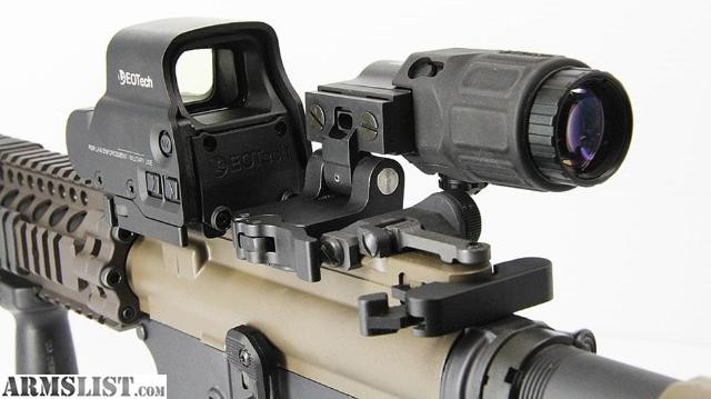 Khi tác chiến ở khoảng cách gần hơn, xạ thủ sẽ gạt kính ngắm có độ phóng đại 2x sang một bên và nhìn xuyên qua kính ngắm red dot không phóng đại, cho trường nhìn rộng hơn và dễ xoay sở hơn ở cự ly gần. Nguồn ảnh: Armlist.