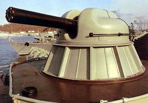 Sơ tốc đầu nòng của viên đạn được AK-630 bắn đi vào khoảng 875 mét/giây. Tầm bắn của loại vũ khí này tối đa là 5.000 mét. AK-630 có khả năng xoay 360 độ quanh thân, nòng pháo có thể nâng tối đa lên góc cao tới 180 độ. Đây là một khẩu pháo có tầm phủ cực rộng so với các loại hải pháo thông thường khác. Nguồn: Pinterest.