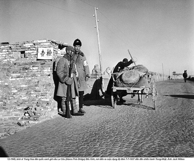 Binh lính Trung Quốc canh giữ khu vực cầu Lư Câu - nơi khơi mào cho cuộc chiến tranh Trung - Nhật sau một sự kiện được Nhật Bản dựng lên vào năm 1937. Nguồn ảnh: Flickr.