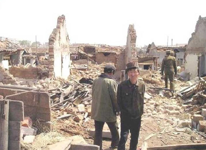 Nhà cửa xung quanh bị phá hủy. (Ảnh: Comtourist)