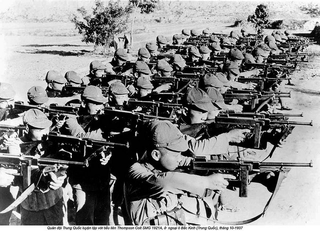 Binh lính Trung Quốc trước Chiến tranh Thế giới thứ 2 với súng tiểu liên Thompson do Mỹ viện trợ ở ngoại ô thủ đô Bắc Kinh - Trung Quốc. Nguồn ảnh: Flickr.