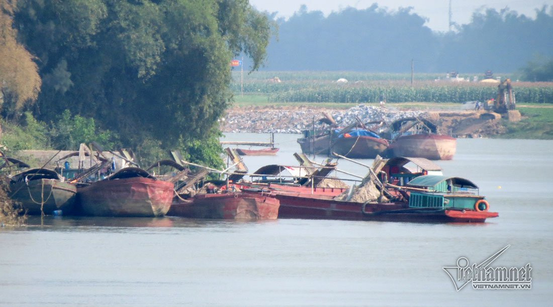 Một bên bờ nhà nước bỏ ra hàng trăm tỷ đồng làm bờ kè, phía dưới sông hàng chục tàu hút cát Một bên bờ nhà nước bỏ ra hàng trăm tỷ đồng làm bờ kè, phía dưới sông hàng chục tàu hút cát
