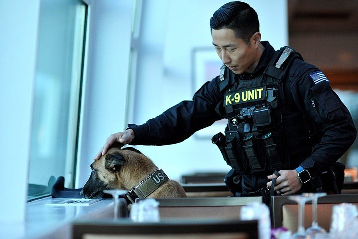 Một hạ sĩ quan tuần duyên thuộc đơn vị an ninh an toàn hàng hải New York và chú chó nghiệp vụ của mình.