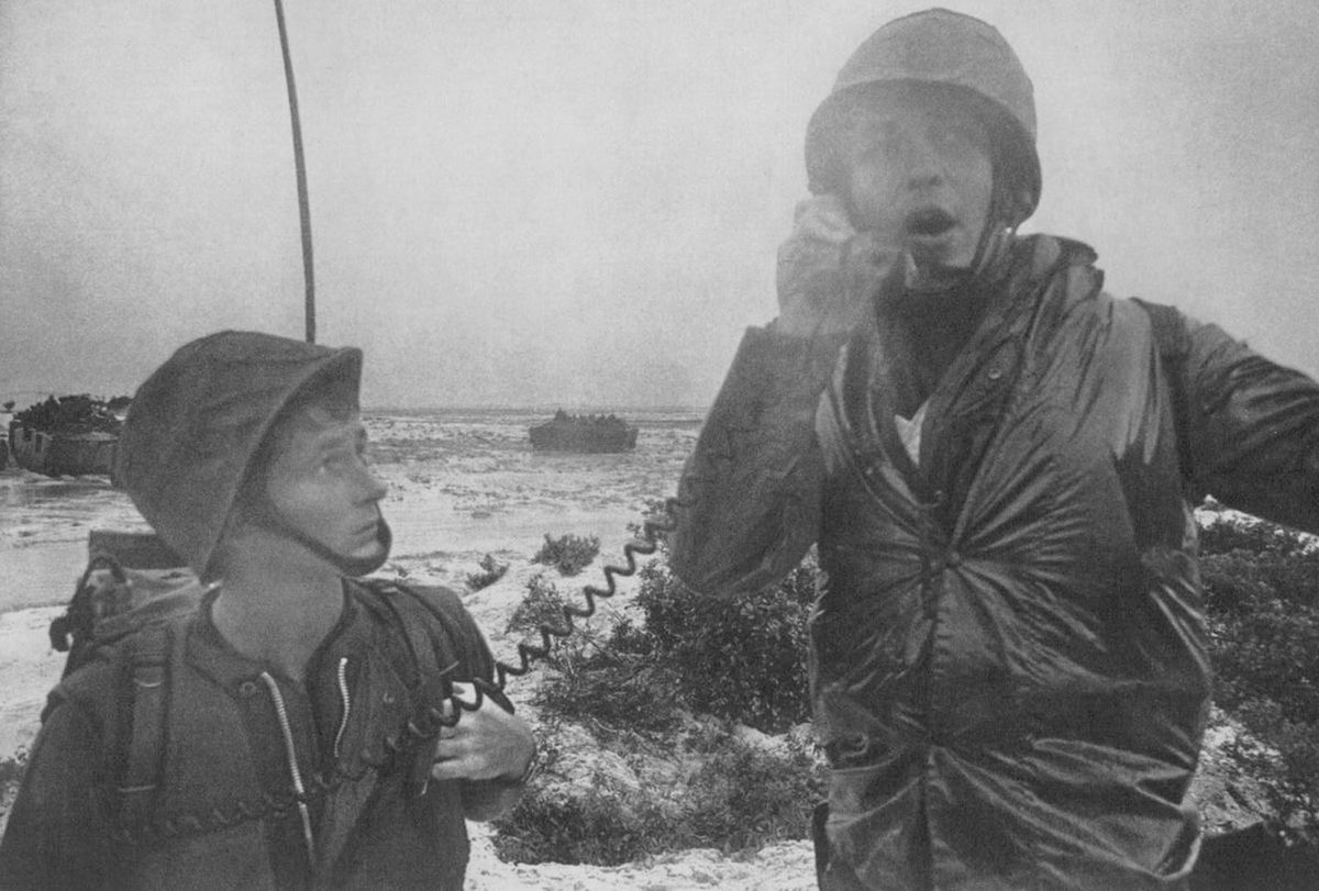 Lính Mỹ hiệp đồng trên bãi biển sau khi tiến vào đất liền không gặp phải bất cứ khó khăn nào. Nguồn ảnh: Flickr.