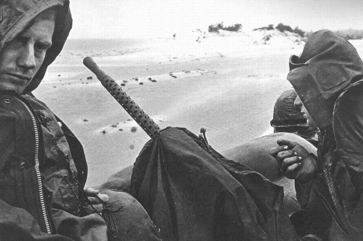 Những chốt phòng thủ được dựng lên ngay lập tức sau khi những lực lượng đầu tiên của Thủy quân Lục chiến Mỹ đổ bộ được lên bãi biển. Nguồn ảnh: Flickr.