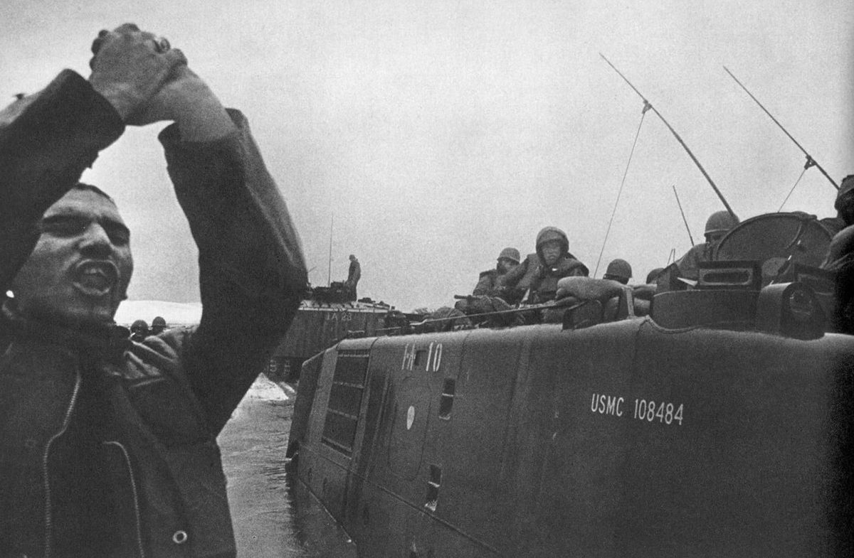 Phương tiện bọc thép hạng nặng của Thủy quân Lục chiến Mỹ mắc lại ở bờ biển không thể vào sâu trong đất liền. Nguồn ảnh: Flickr.