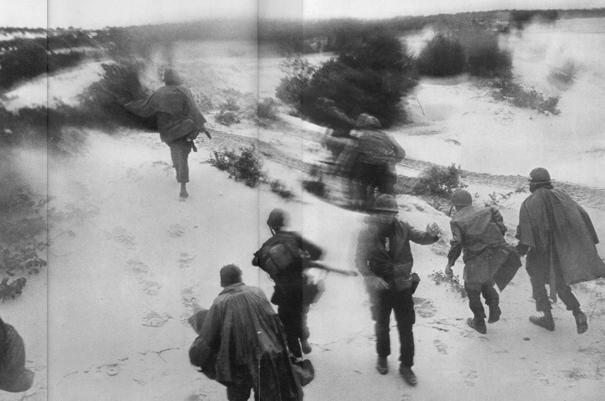 Thủy quân Lục chiến Mỹ tràn lên bãi biển Cửa Việt. Nguồn ảnh: Flickr.