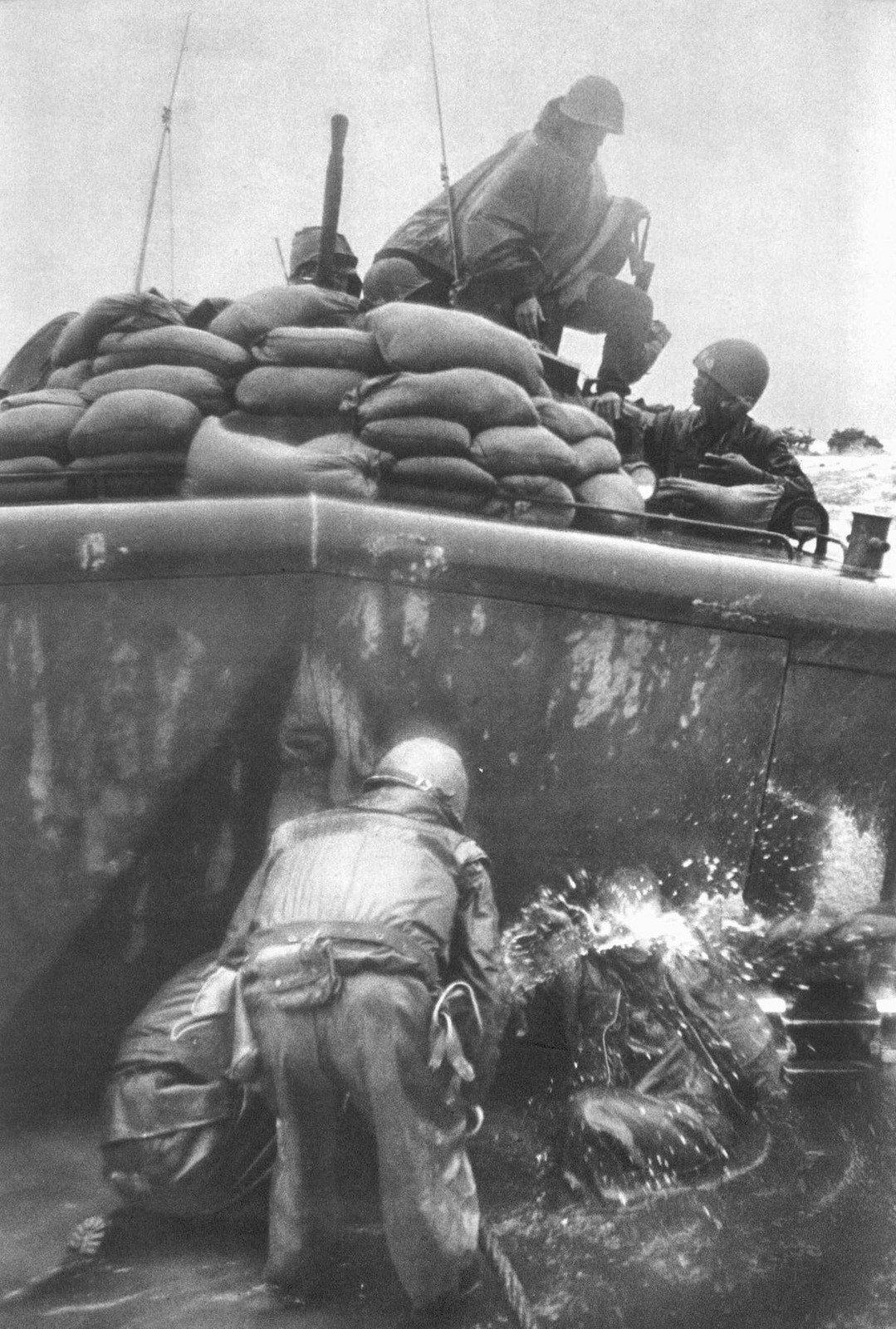 Thực chất, cuộc đổ bộ này của Mỹ diễn ra khá đơn giản với nhiều vòng bảo vệ bãi biển từ phía xa và lực lượng ta chủ chương không đánh trận này do chưa thăm dò được thực lực của địch. Nguồn ảnh: Flickr.